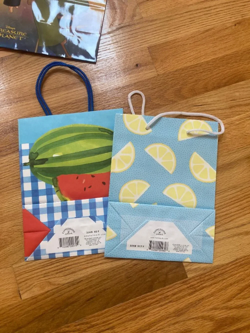 12 Gift Bags & 6 Packs of Tissue Paper
